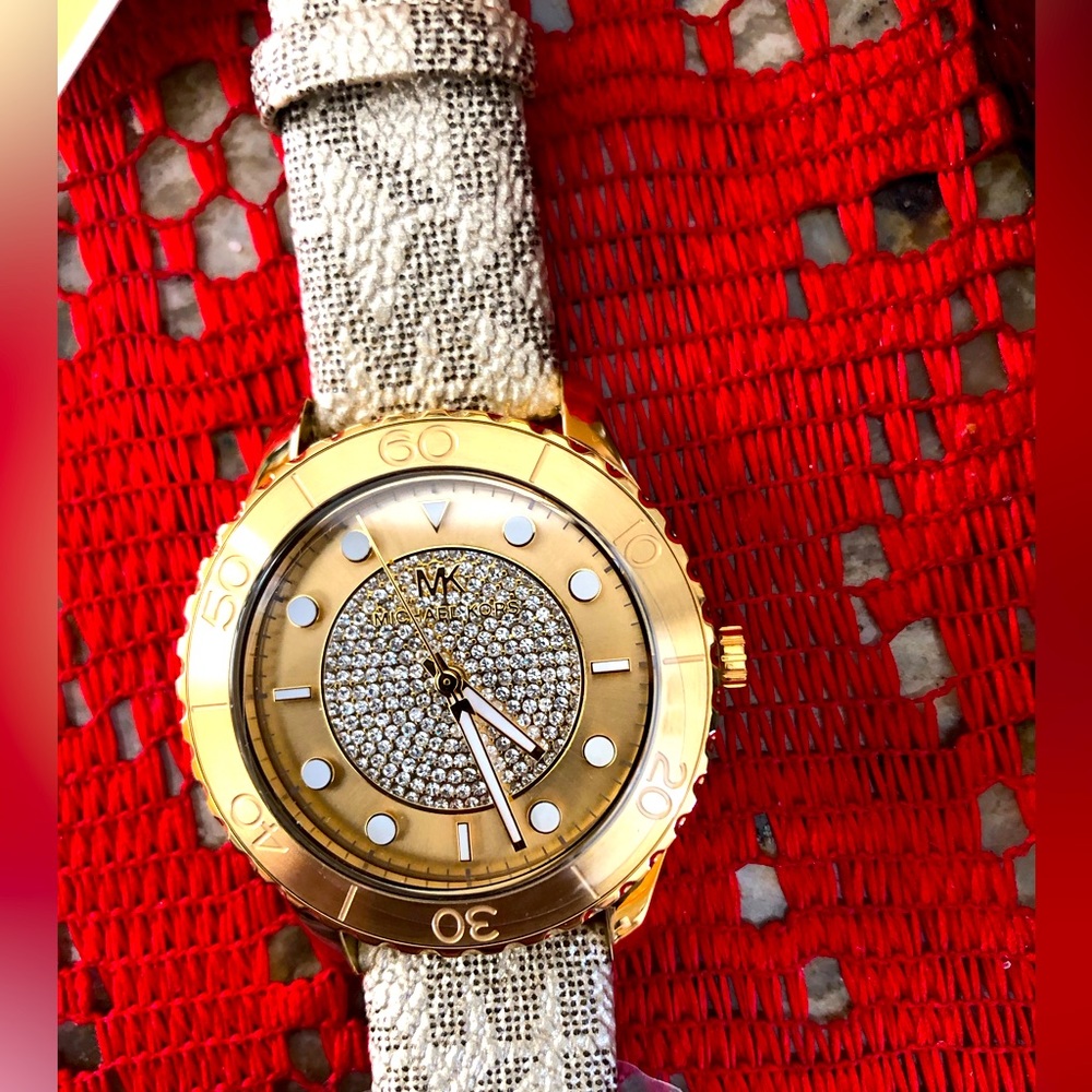 🧡🔥 amazing woman Michael Kors Runway Three-Hand Gold-Tone PVC Watch🌹